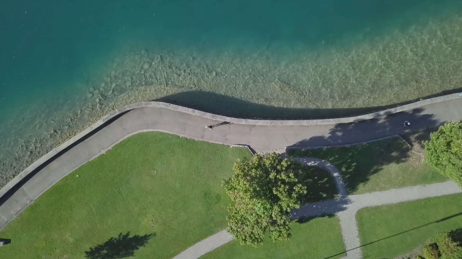 Cineastische Drohnenaufnahme über einer Uferlandschaft in der Schweiz